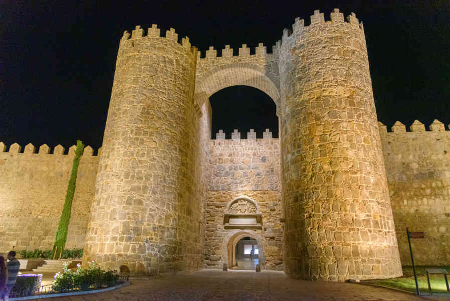 Ávila 118 - muralla - Puerta del Alcázar.jpg